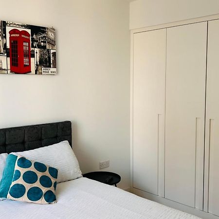 Lush Living - Double Room With Private Bathroom Londen Buitenkant foto