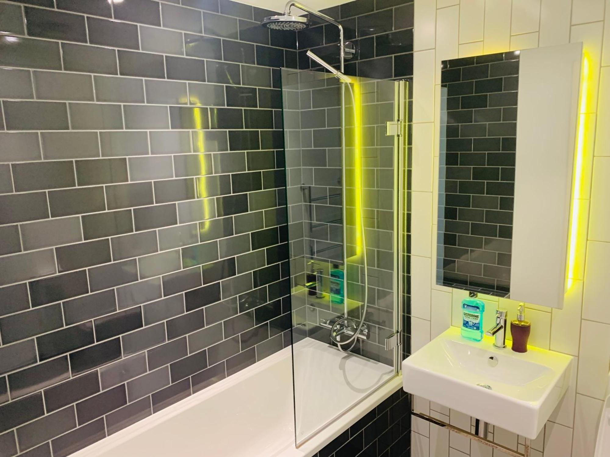 Lush Living - Double Room With Private Bathroom Londen Buitenkant foto
